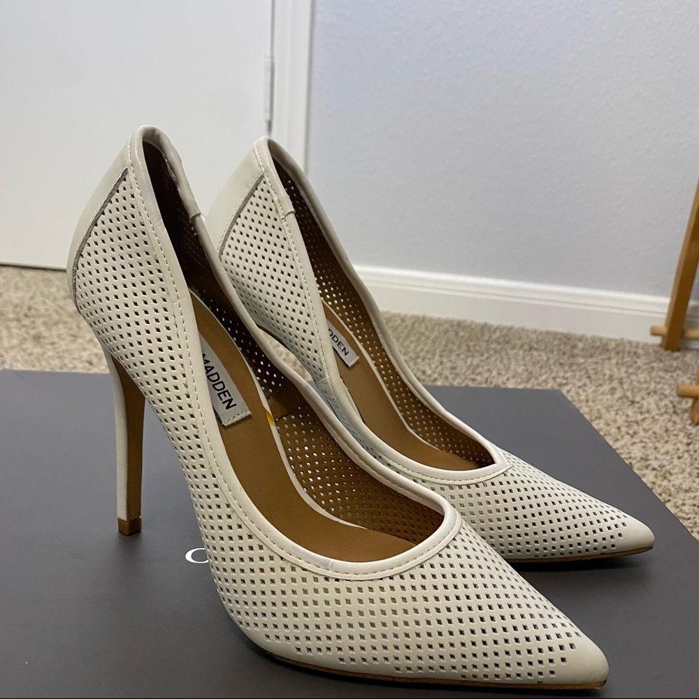Steve Madden White close toed heel size 8